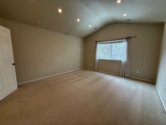 Building Photo - Beautifully Maintained 2 Bed/ 2.5 Bath - River Canyon Estates