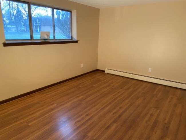 Building Photo - 298 Robert Dr