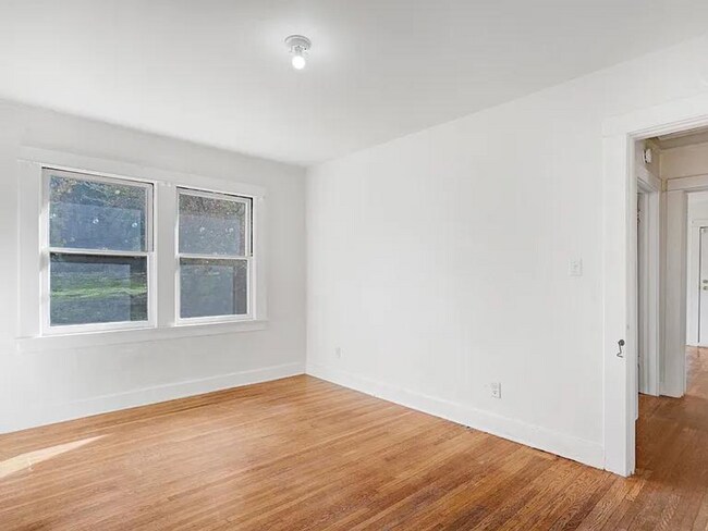 Building Photo - 1044 Manzanita St