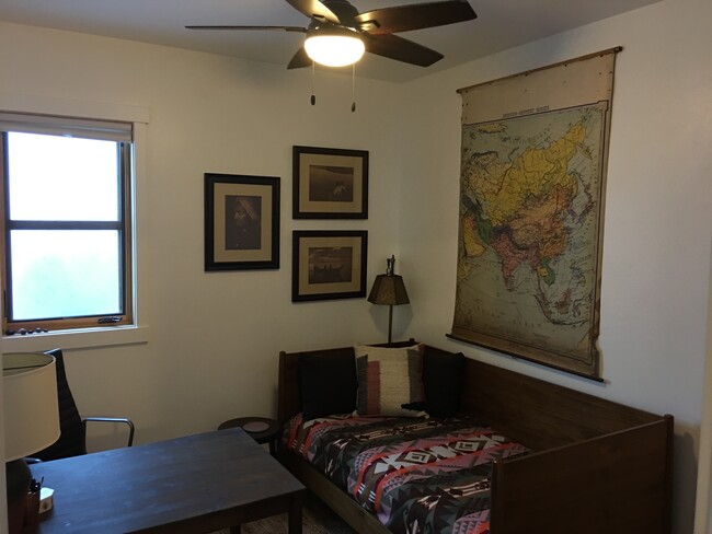 Spare bedroom / office - 328 S Tracy Ave