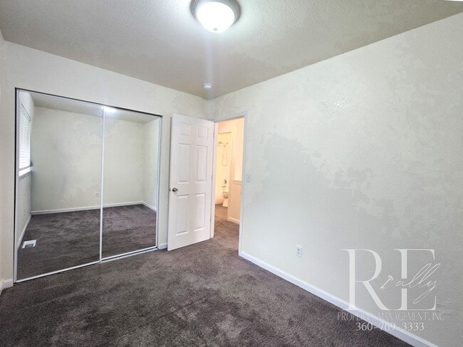 Building Photo - Military Discount: Spacious Bremerton Townhome with Garage & Fenced Yard