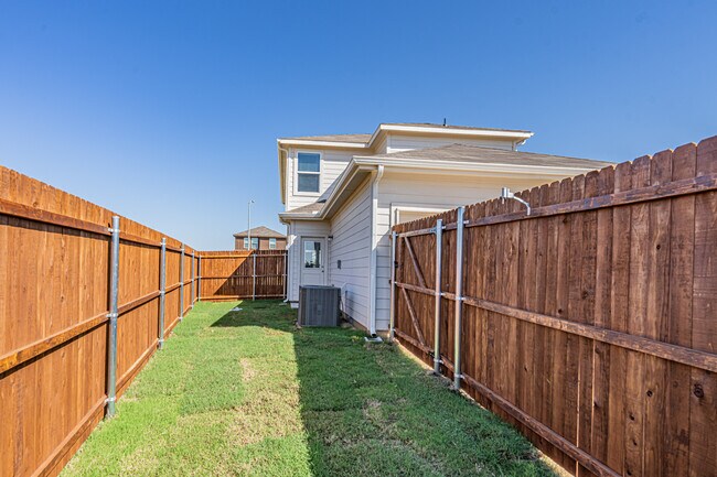 Building Photo - 3000 Pecan Farm Ln