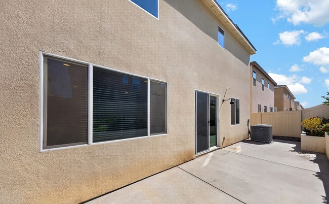 Building Photo - 1037 Yuzu Wy