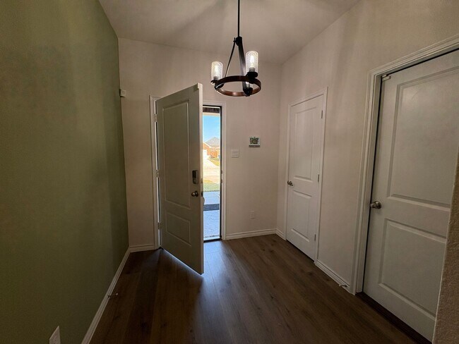 Building Photo - Pristine in Princeton!