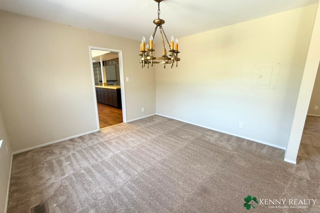 Building Photo - Large Updated 5 Bedroom Home in San Mateo ...