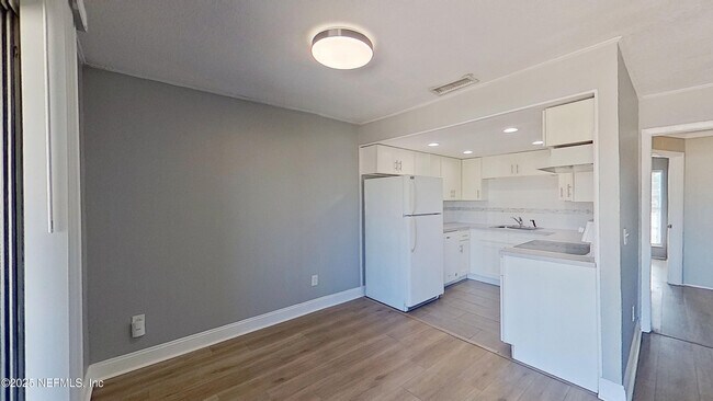 Building Photo - 330 6th Ave N