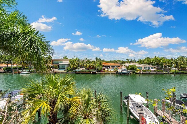 Building Photo - 9940 W Bay Harbor Dr