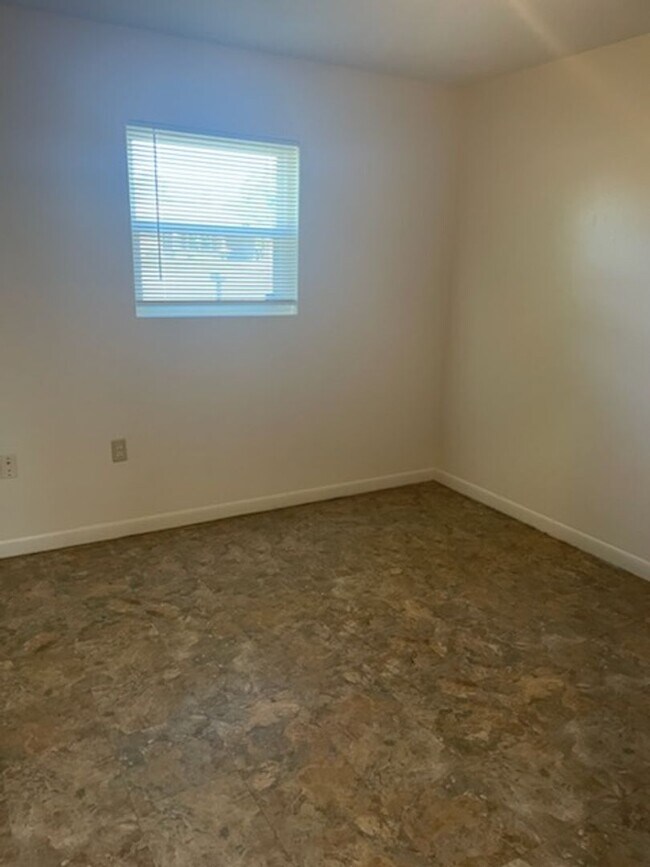 Building Photo - Clean, Move in Ready 4 Bedroom Home