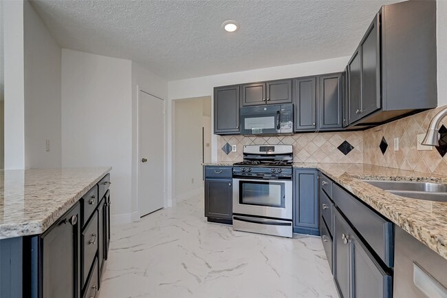 Building Photo - 16015 Surrey Woods Dr