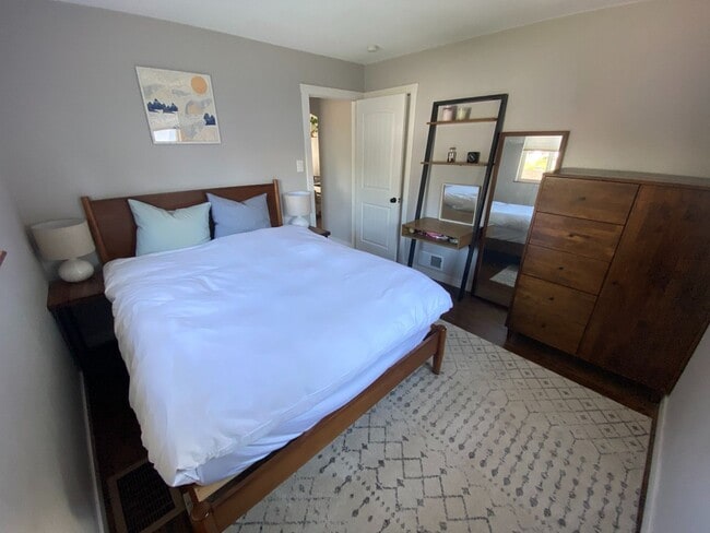 Building Photo - Great Home Close to Downtown - License #20...