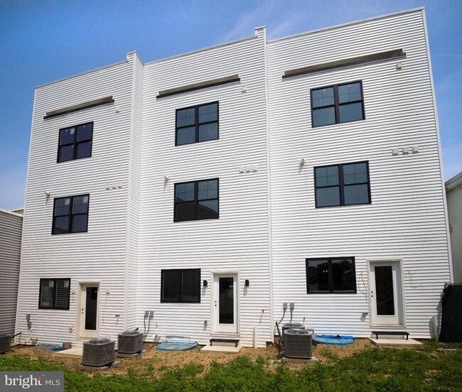 Building Photo - 303 Fountain St