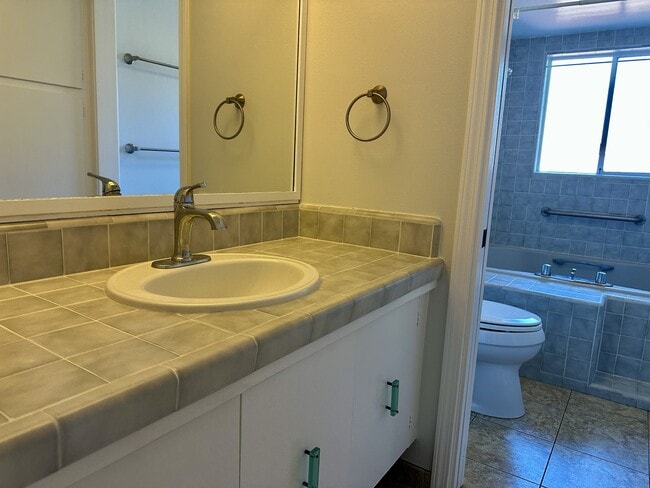 Building Photo - 1633 Honfleur Dr