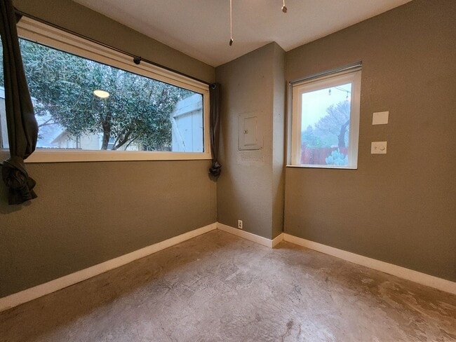 Building Photo - 112 10th St