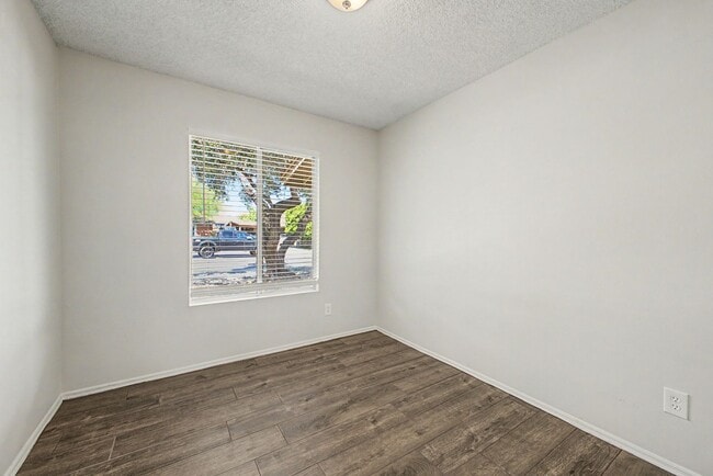 Building Photo - Beautiful 3 Bedroom Home with Large Grass Yard