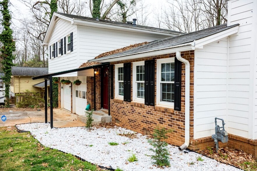 Building Photo - 917 Chartley Dr SW