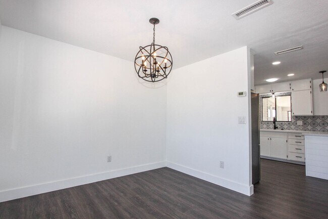 Building Photo - 3 bedroom 2 bathroom with AZ room -HOLD