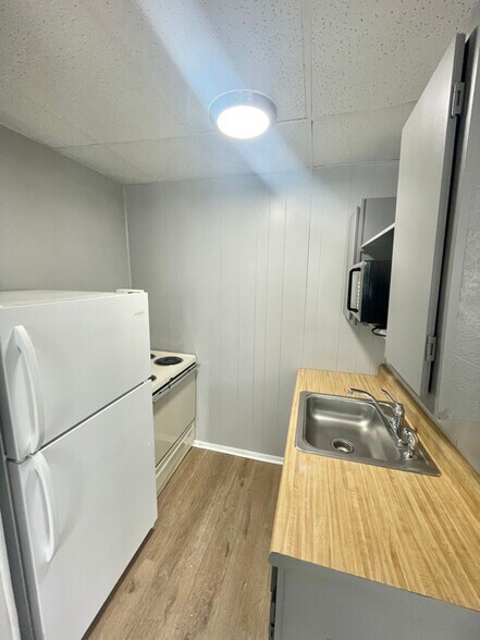 Building Photo - 403 25th St