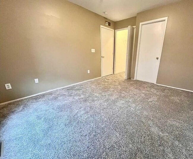 Building Photo - 15650 Stone Crossing Dr