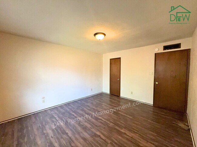 Building Photo - 3-Bedroom Home with Fireplace, Covered Patio & Large Fenced Backyard