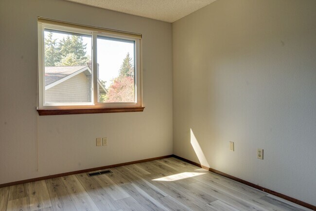 Building Photo - Remodeled Kent East Hill Split level
