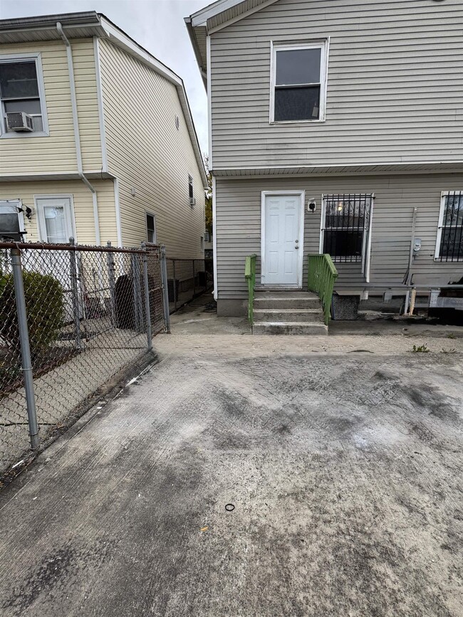 Building Photo - 391 Pacific Ave