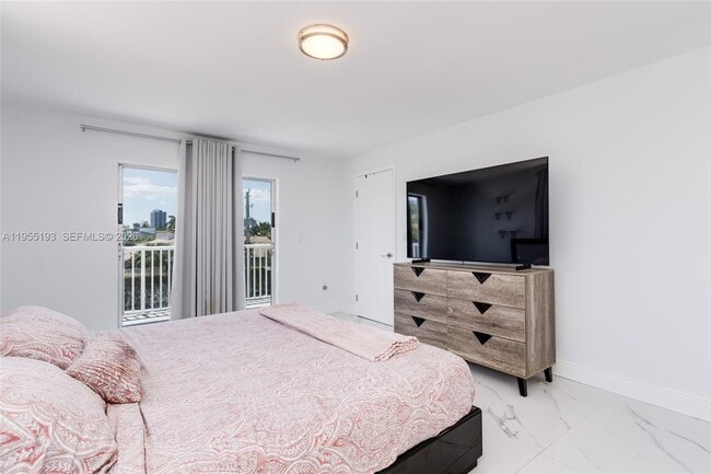 Building Photo - 3527 NE 168th St