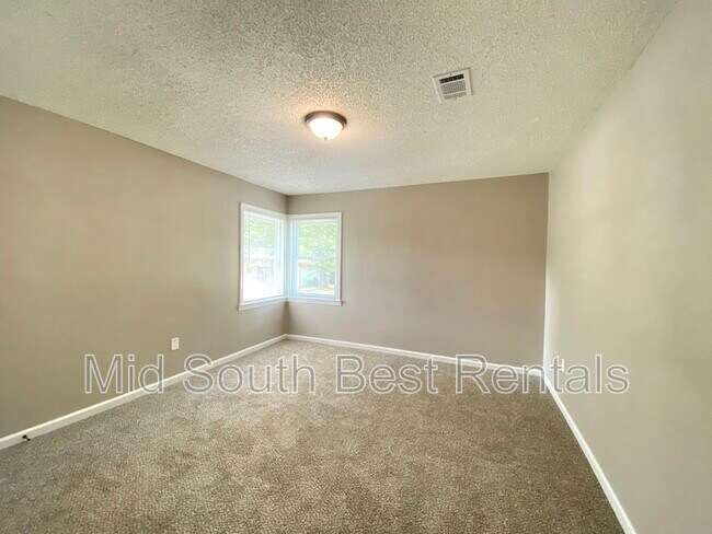 Primary Photo - 4621 Eastwood St