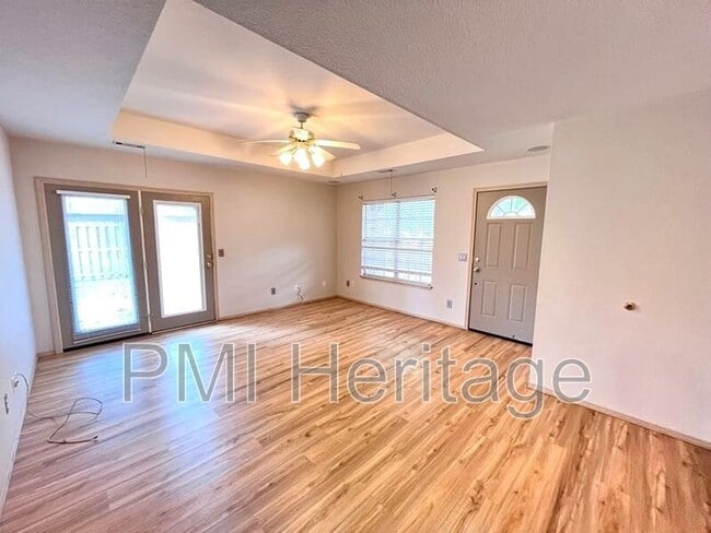 Building Photo - 884 N Daisy Ln