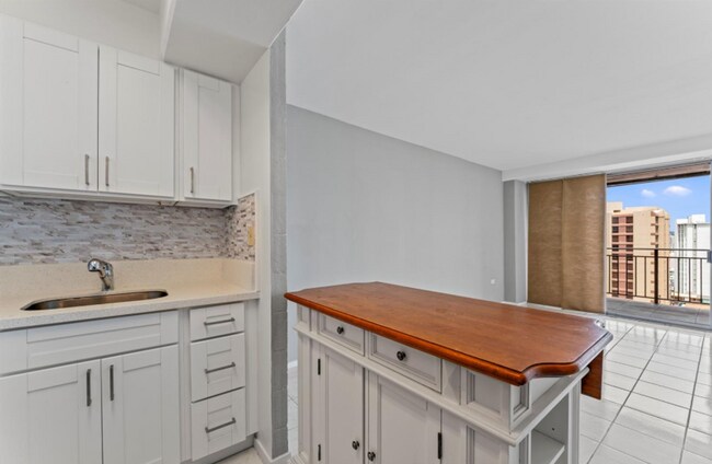 Building Photo - The Townhouse 1 Bed, 1 Bath, 1 Covered Parking with A/C