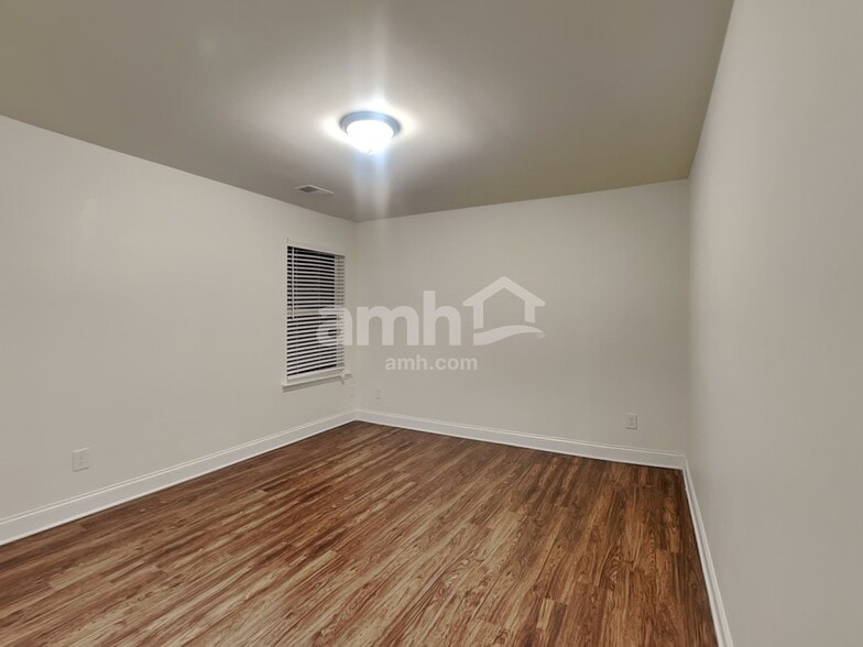 Building Photo - 425 Levon Ct