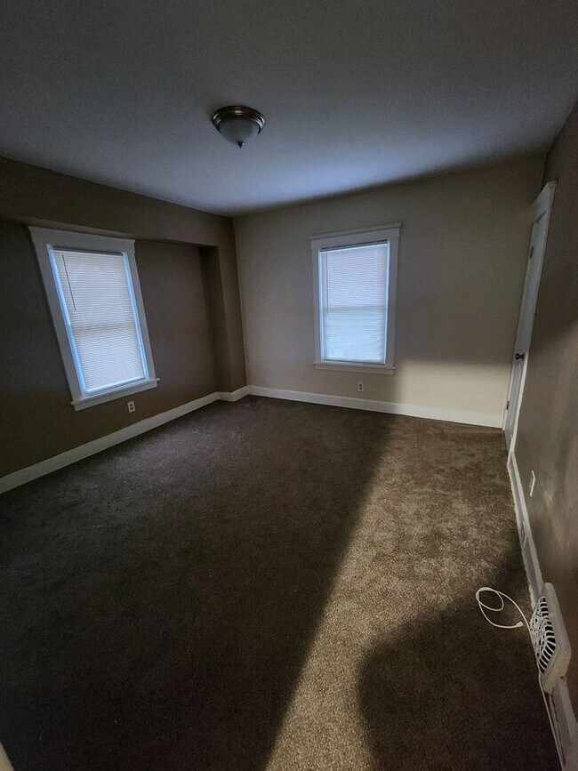 Building Photo - Charming 5-Bedroom Property in Prime Location (Section 8 vouchers Accepted)