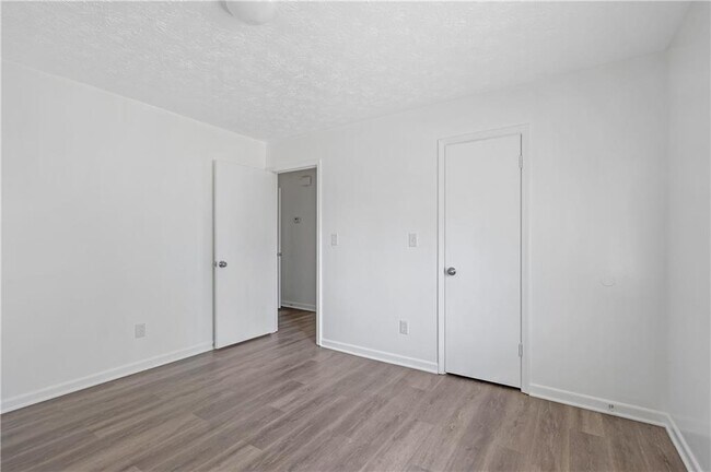 Building Photo - 233 Tanglewood Dr
