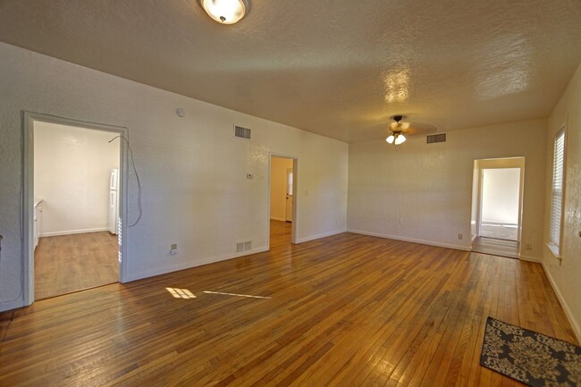 Building Photo - Charming 2 bed, 1 bath duplex