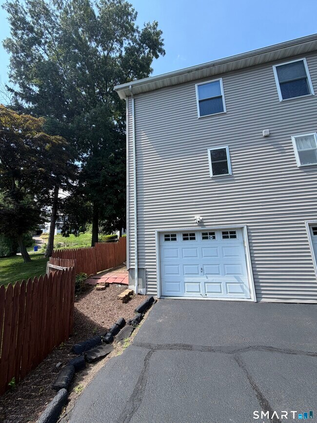 Building Photo - 612 Black Rock Tpke