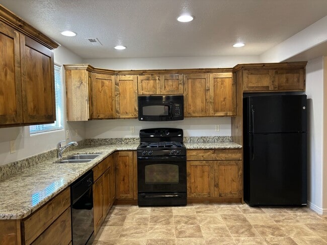 Building Photo - 3 bed 2.5 bath townhome