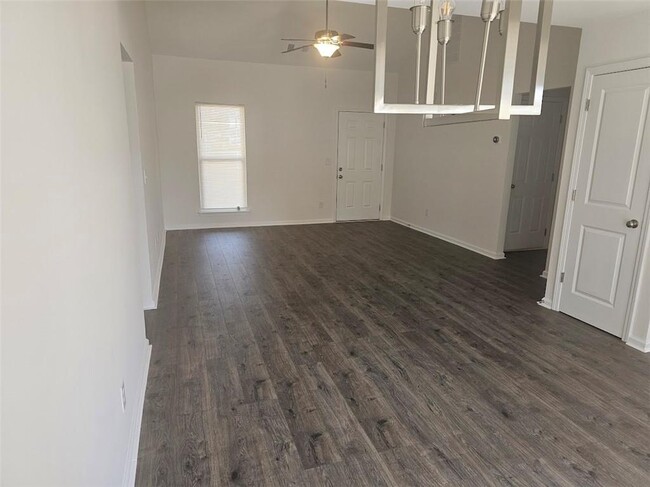 Building Photo - 175 Sawmill Ct N