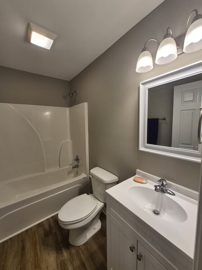 Building Photo - 595 Vaughn Rd