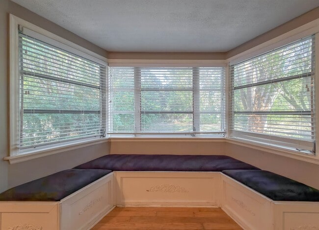 Building Photo - 514 Glenview Dr