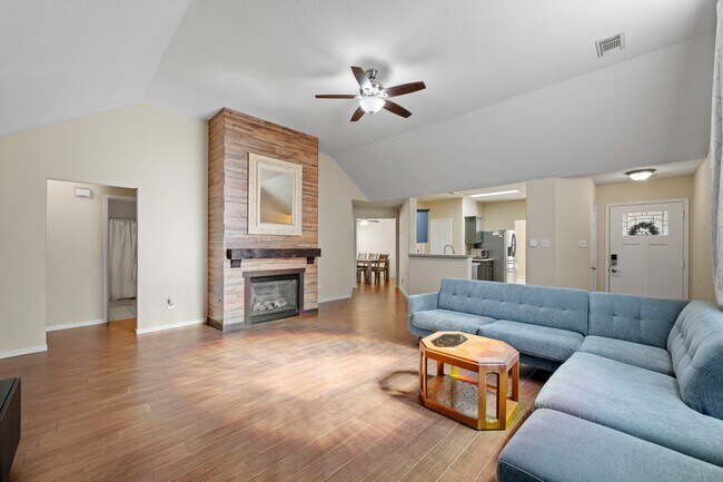 Building Photo - 15519 Elm Leaf Pl