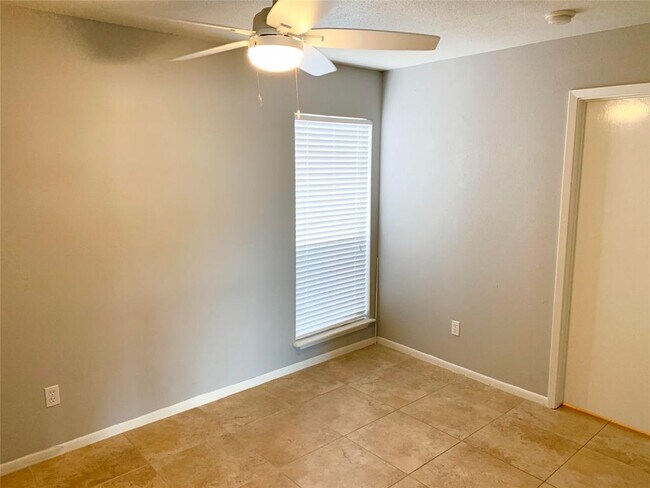 Building Photo - 500 Tiki Dr