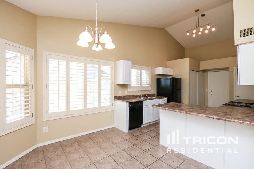 Building Photo - 1519 E Sequoia Dr