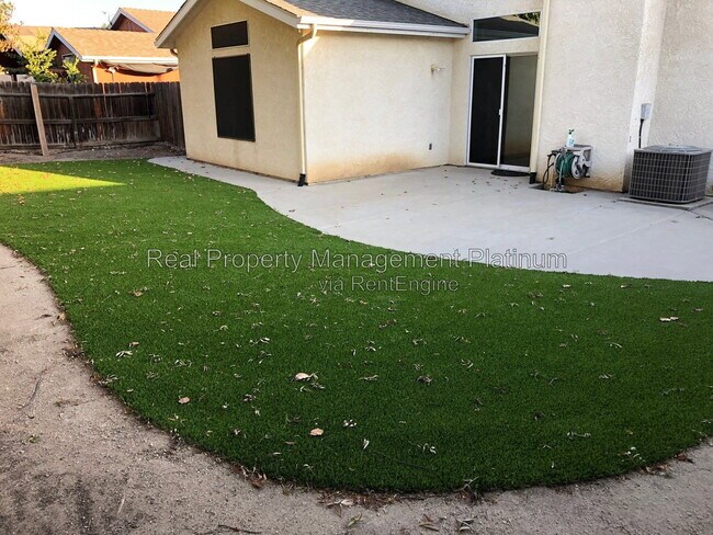 Building Photo - 2667 Santa Ana Ave