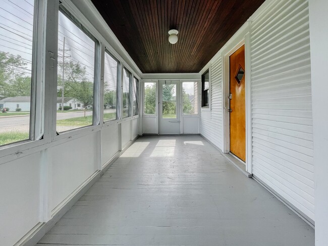 Building Photo - Enclosed Porch