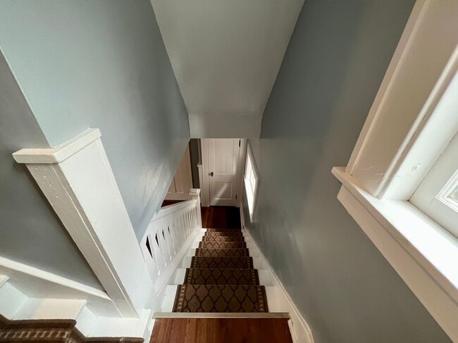 Building Photo - Spacious super clean 3 BR home close to Ba...