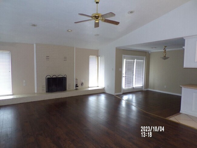 Building Photo - Large bedrooms, located on West side of town