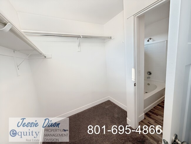 Building Photo - 1822 Parkview Dr