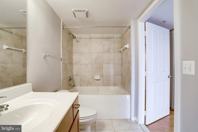 Building Photo - 2220 Fairfax Dr