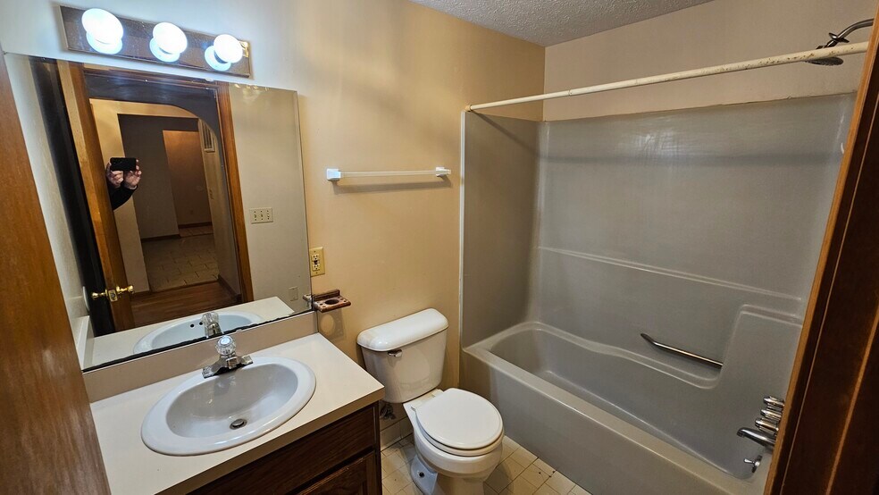 Full Bath - 4242 Allmond Ave