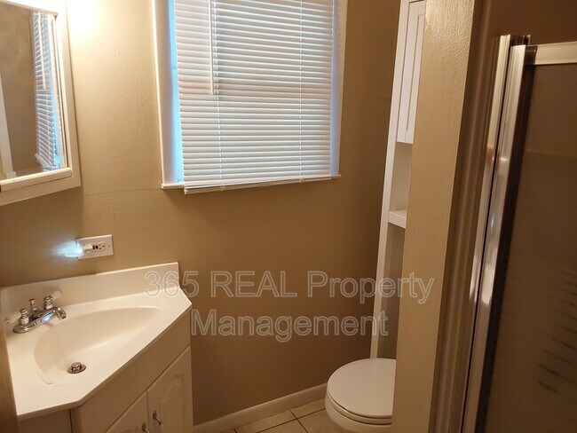 Building Photo - 1130 W Myrtle St