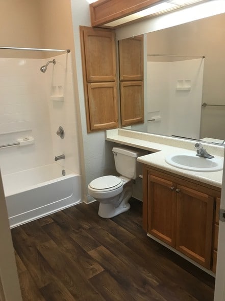 Building Photo - Lakeview Garden Apartments